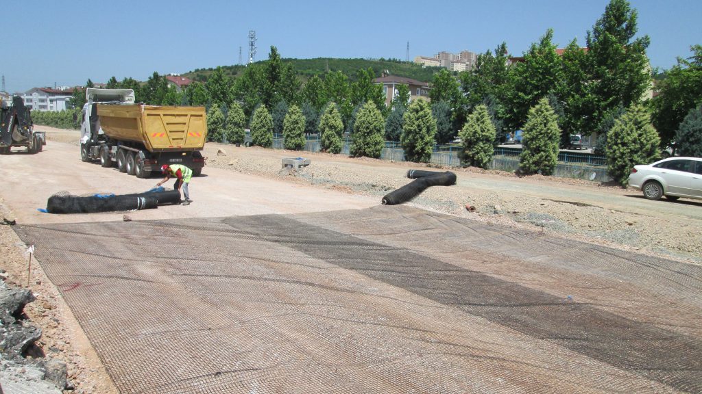 Karayolu, demiryolu ve havalimanı inşaatlarının altyapılarında yaygın kullanıma sahip geogridler